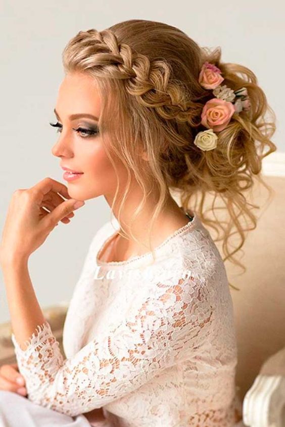 93 Cute One side hair style for woman wedding for Rounded Face