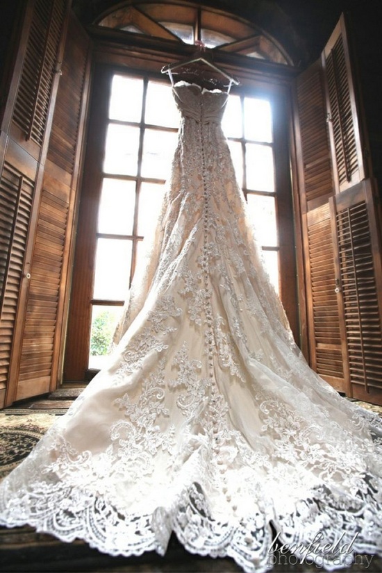 40 Must Have Hanging Wedding Dress Photos You Dont Want To Miss Page 2 Hi Miss Puff 9283