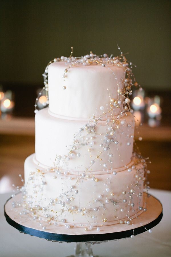 One tier wedding cakes will have your guests' mouths watering