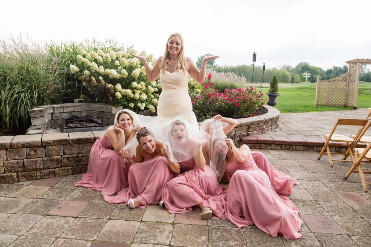Five Easy Bridal Party Poses - Cassidy Lynne