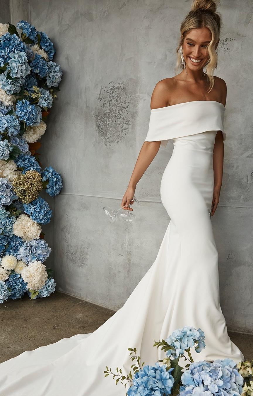 20 Elegant, Minimalist & Simple Wedding Dresses - HMP